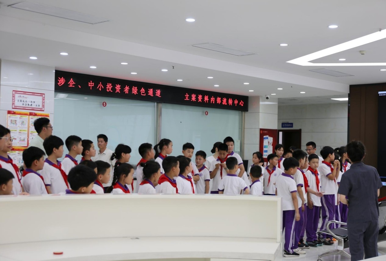 立案庭参观.jpg