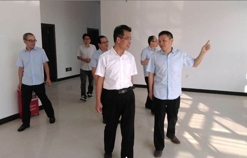 实地察看中心法庭.png