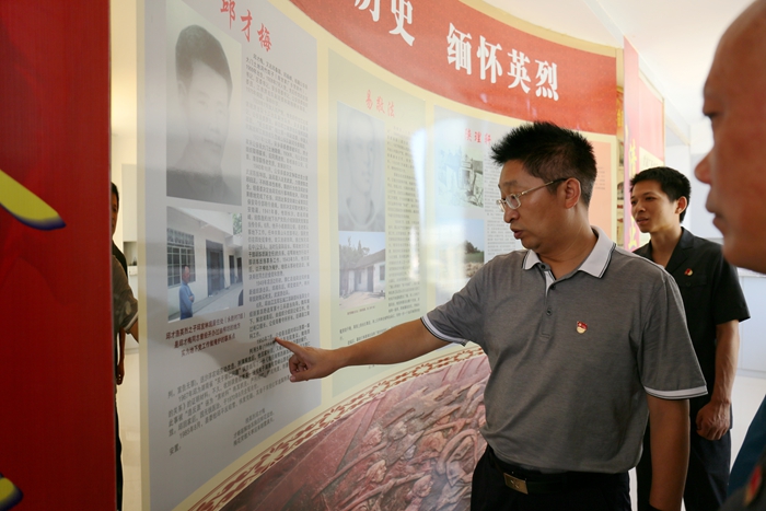 在红色教育基地学习.jpg