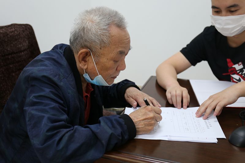 老人领取执行案款.jpg