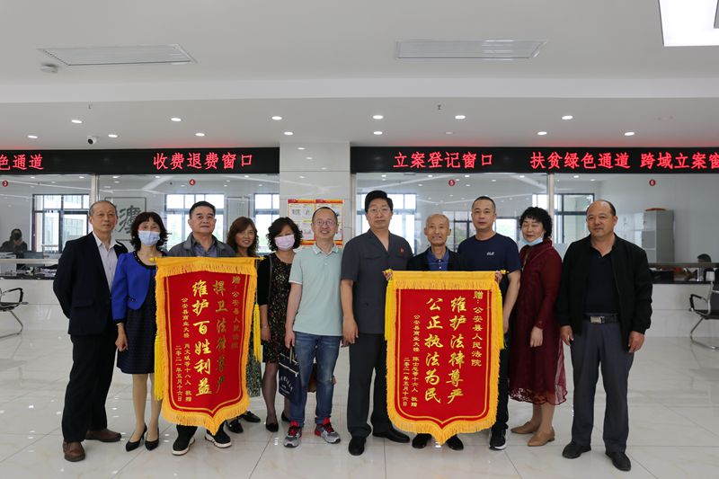 一个案件，两面锦旗.jpg