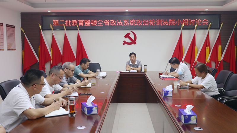 参加政治轮训后，他们深入研讨.jpg