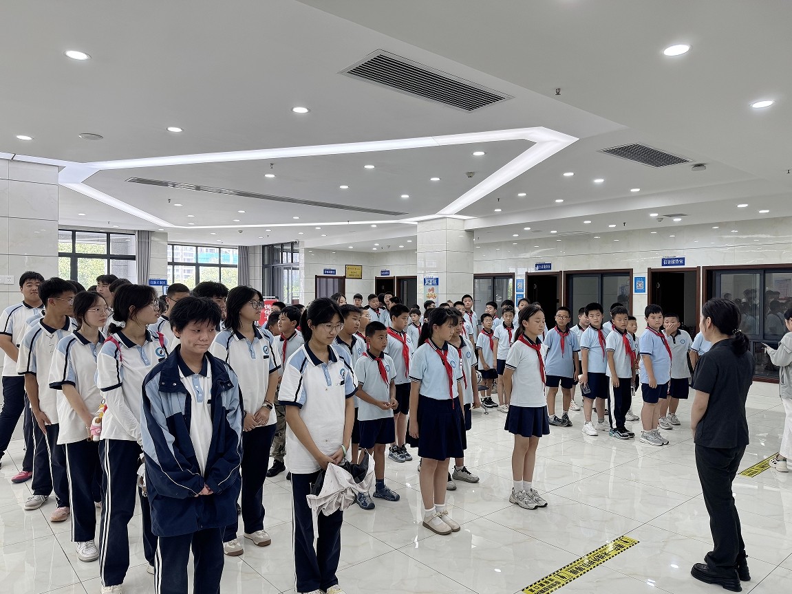 学生参观立案庭.jpg