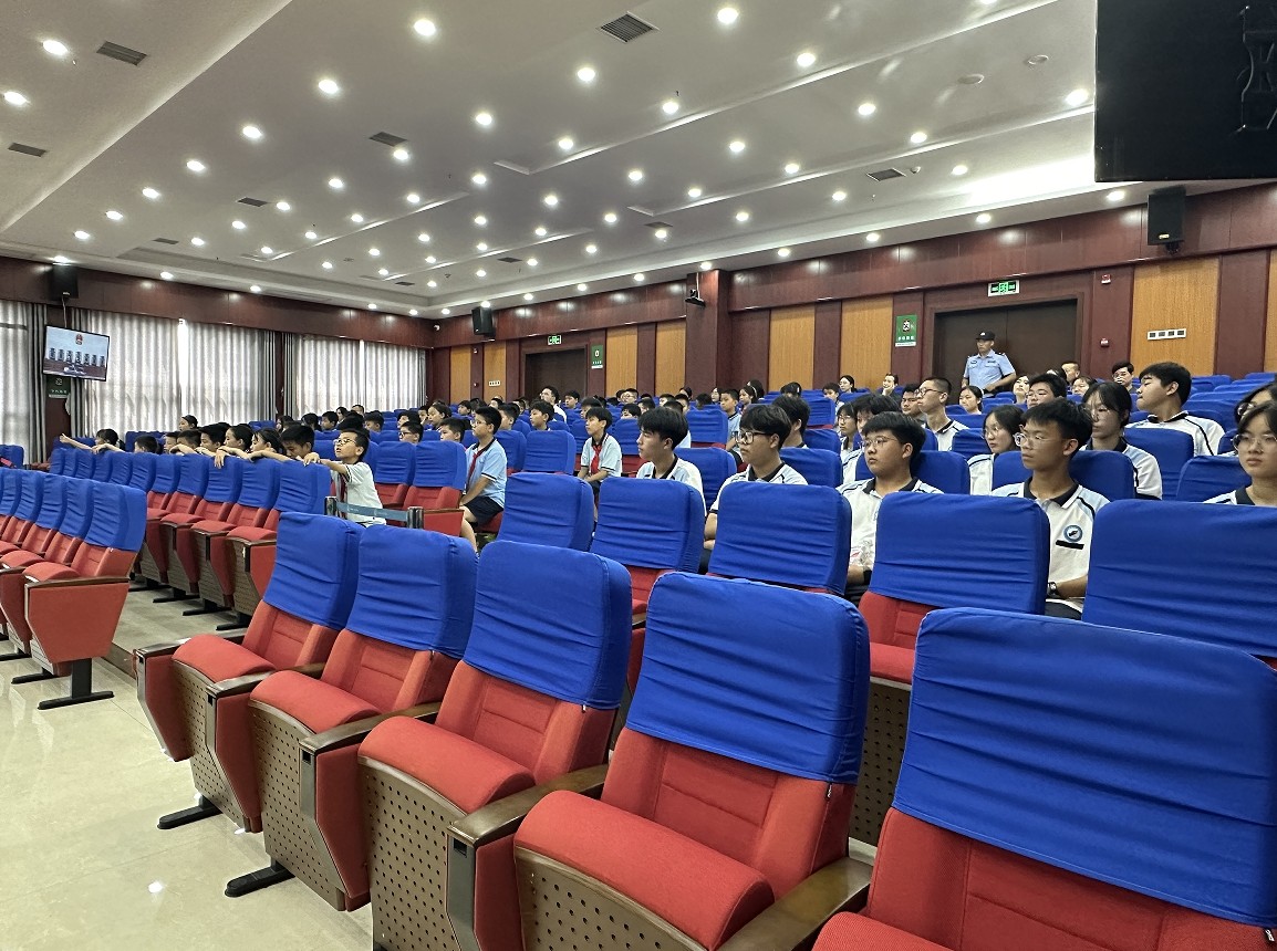学生观摩庭审.jpg